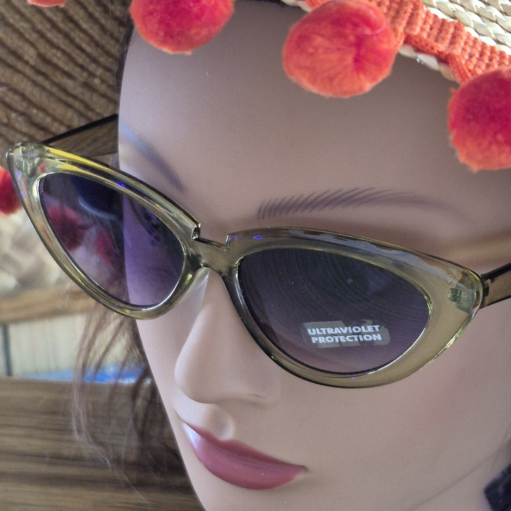 Translucent green retro cat eye sunglasses - Picture 3 of 5
